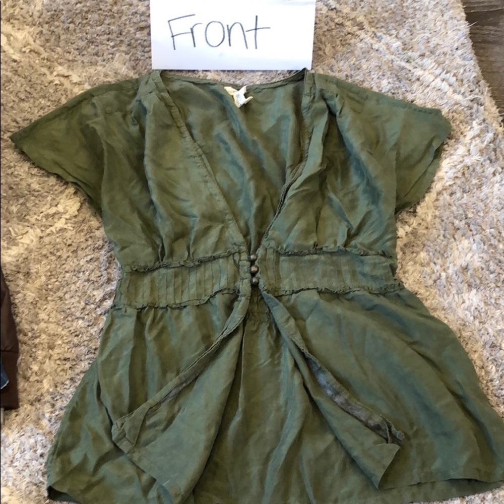 Sinched waist, open front shirt.